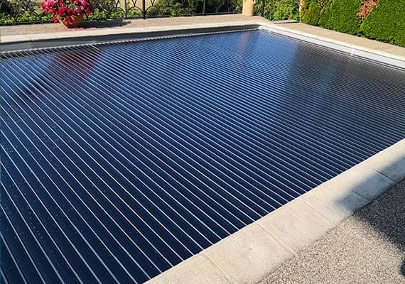 Lames polycarbonate transparent fond noir pour volet de piscine